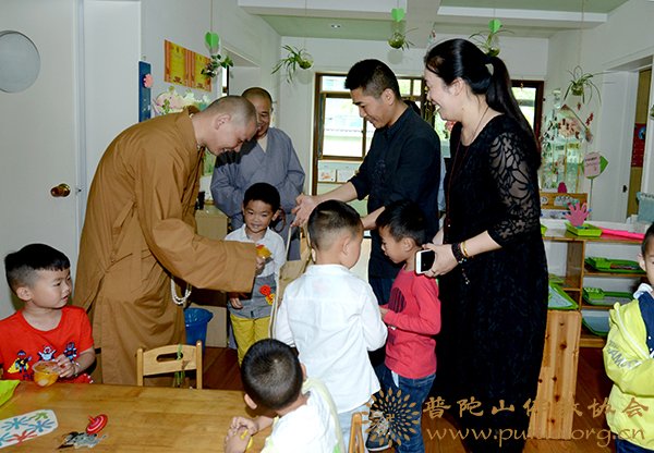幼儿园-副会长定明法师代表普陀山佛教协会到普济幼儿园慰问