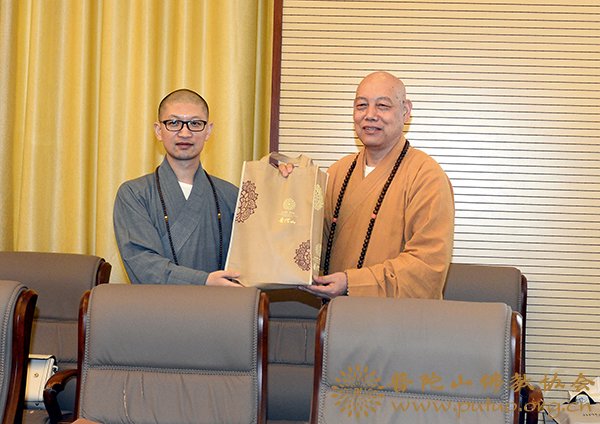 佛教-王伟部长与会长道慈大和尚赴中国佛学院普陀山学院慰问教师 佛教-王伟部长与会长道慈大和尚赴中国佛学院普陀山学院慰问教师