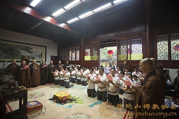 佛教-会长道慈大和尚为千日千声朝山团举行集体皈依仪式