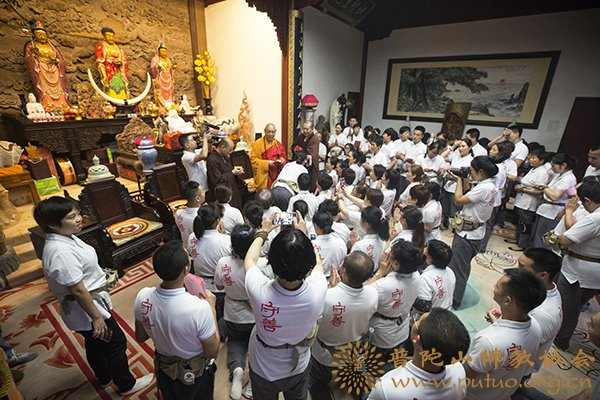 佛教-会长道慈大和尚为千日千声朝山团举行集体皈依仪式