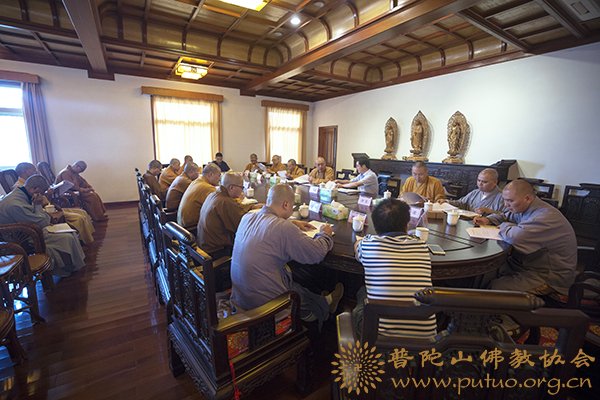 佛教-普陀山佛教协会组织常务理事学习新修订的《宗教事务条例》