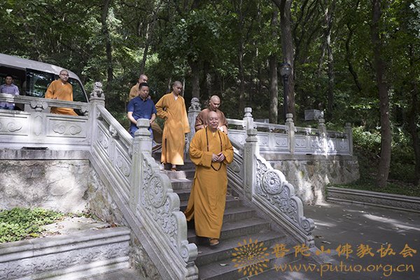 佛教-会长道慈大和尚一行赴佛教颐养堂和本山敬老院进行中秋节慰问