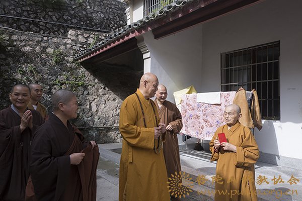 佛教-会长道慈大和尚一行赴佛教颐养堂和本山敬老院进行中秋节慰问