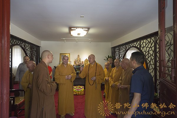佛教-会长道慈大和尚一行赴佛教颐养堂和本山敬老院进行中秋节慰问