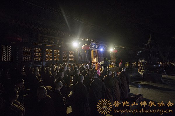 普陀山-普陀山普济禅寺隆重举行“拜月”祈福法会