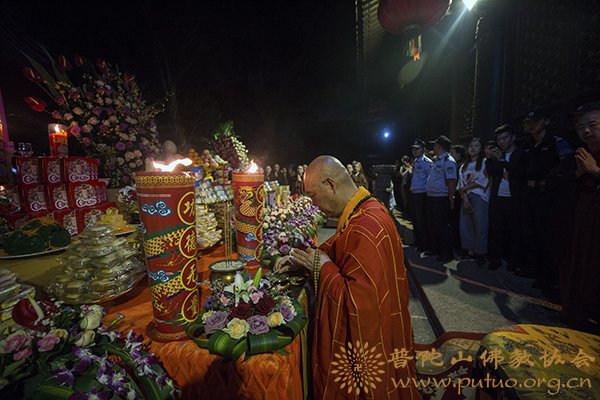 普陀山-普陀山普济禅寺隆重举行“拜月”祈福法会