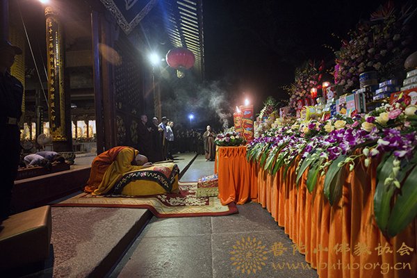 普陀山-普陀山普济禅寺隆重举行“拜月”祈福法会