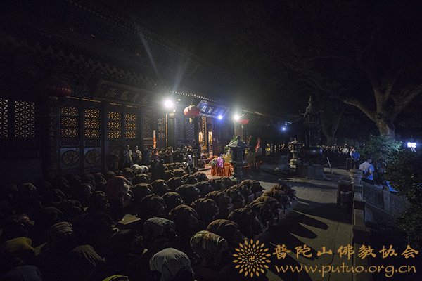 普陀山-普陀山普济禅寺隆重举行“拜月”祈福法会