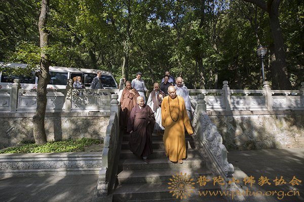 佛教-会长道慈大和尚一行赴佛教颐养堂和本山敬老院进行重阳节慰问