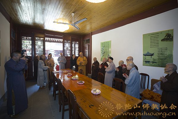 佛教-会长道慈大和尚一行赴佛教颐养堂和本山敬老院进行重阳节慰问