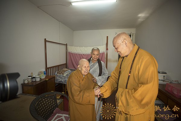佛教-会长道慈大和尚一行赴佛教颐养堂和本山敬老院进行重阳节慰问
