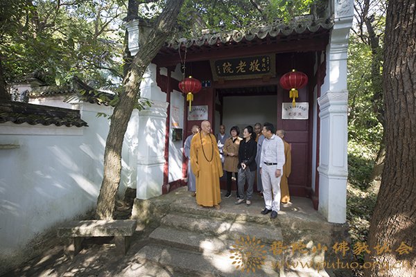 佛教-会长道慈大和尚一行赴佛教颐养堂和本山敬老院进行重阳节慰问