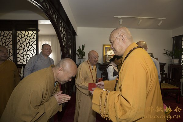 佛教-会长道慈大和尚一行赴佛教颐养堂和本山敬老院进行重阳节慰问