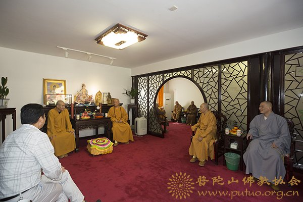 佛教-会长道慈大和尚一行赴佛教颐养堂和本山敬老院进行重阳节慰问