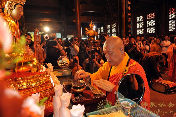 普陀山-普陀山佛协在普济禅寺隆重举行赠台毗卢观音宝像开光法会
