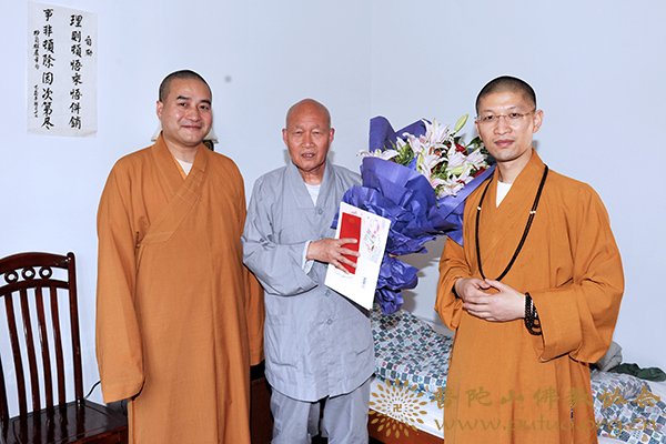 佛教-佛协领导为本山新定尼师和印参长老庆生贺寿