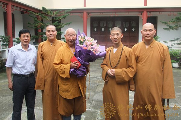 佛教-佛协领导为本山印虔长老祝福寿诞
