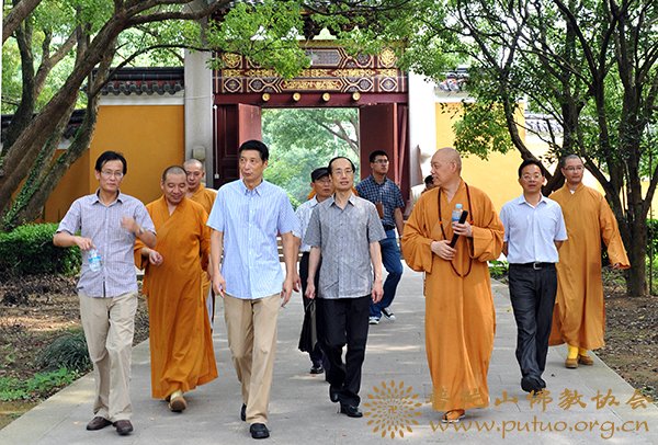 佛教-道慈会长陪同市领导进行寺院功能定位调研