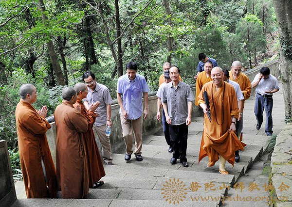 佛教-道慈会长陪同市领导进行寺院功能定位调研