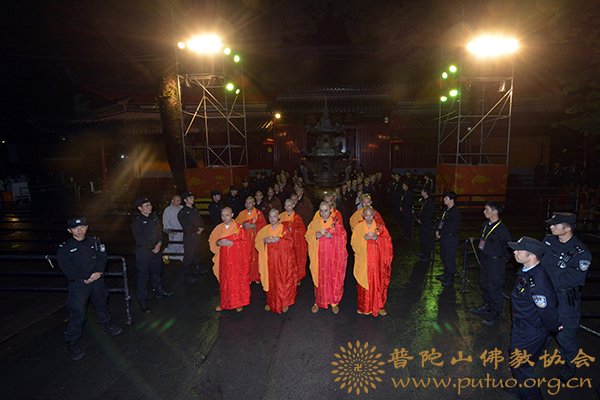 普陀山-第十五届普陀山南海观音文化节“点亮心灯”传灯祈愿法会在普济禅寺隆重举行