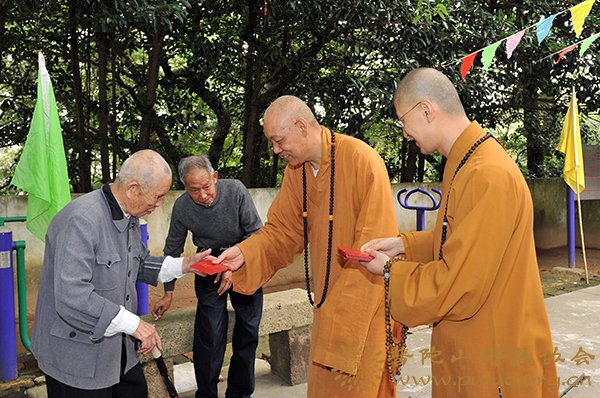 敬老院-重阳节本会会长道慈大和尚一行赴本山敬老院和本会颐养堂慰问