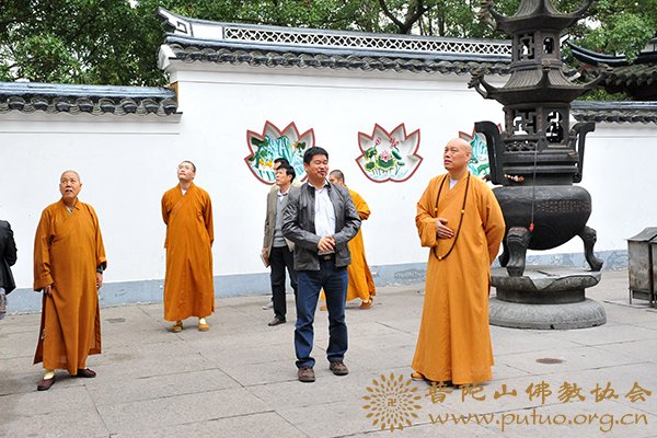道慈大和尚到全山各寺院检查安全工作