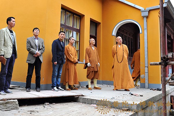 道慈大和尚到全山各寺院检查安全工作
