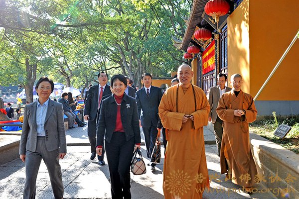 傅海燕-本会会长道慈大和尚接待新加坡行政客人