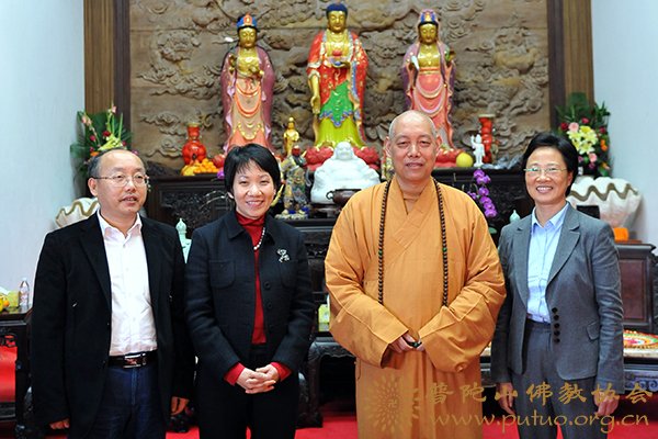 傅海燕-本会会长道慈大和尚接待新加坡行政客人