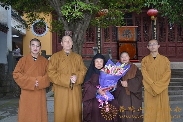 佛教-佛协领导委托惟德法师一行慰问又道长老尼72岁寿诞