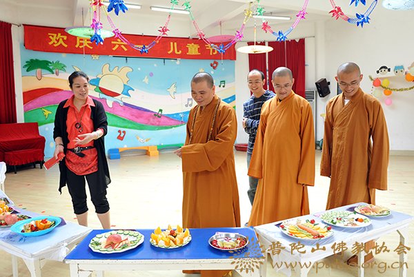 幼儿园-佛协领导赴普济幼儿园慰问“六一”儿童节