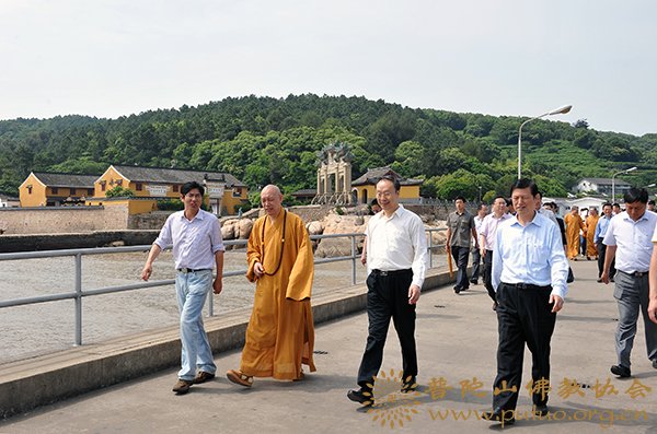 普陀山-中央统战部部长杜青林一行莅临普陀山视察