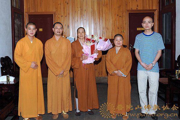 佛教-佛协领导慰问常乐禅院登明长老尼六十八岁寿诞
