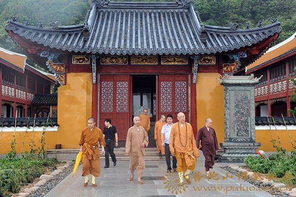 台风-道慈会长一行到各寺院查看“海葵”台风影响情况