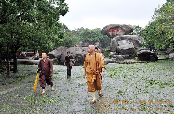 台风-道慈会长一行到各寺院查看“海葵”台风影响情况