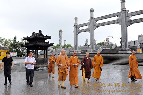 台风-道慈会长一行到各寺院查看“海葵”台风影响情况