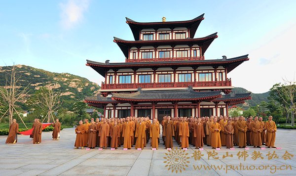 升旗仪式-中国佛学院普陀山学院举行2012新学年首次升国旗仪式