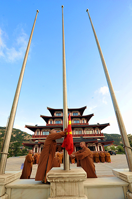 升旗仪式-中国佛学院普陀山学院举行2012新学年首次升国旗仪式