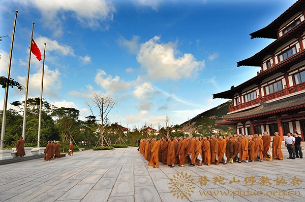 升旗仪式-中国佛学院普陀山学院举行2012新学年首次升国旗仪式