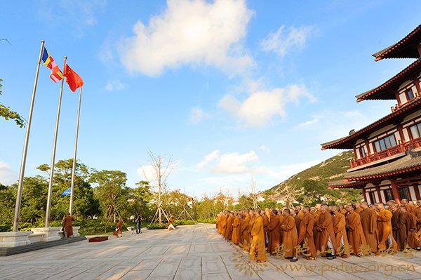 升旗仪式-中国佛学院普陀山学院举行2012新学年首次升国旗仪式