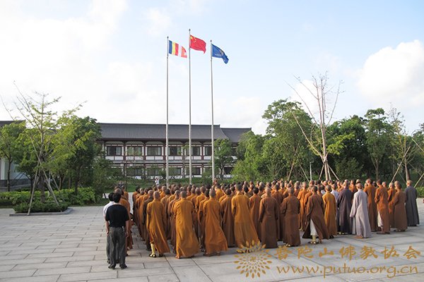 升旗仪式-中国佛学院普陀山学院举行2012新学年首次升国旗仪式