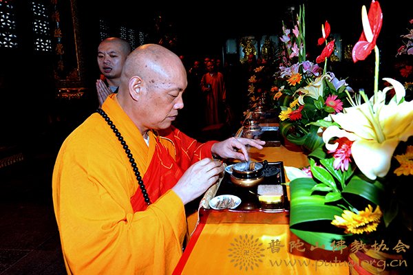 普陀山-普陀山普济禅寺隆重举行慈善公益祈福法会