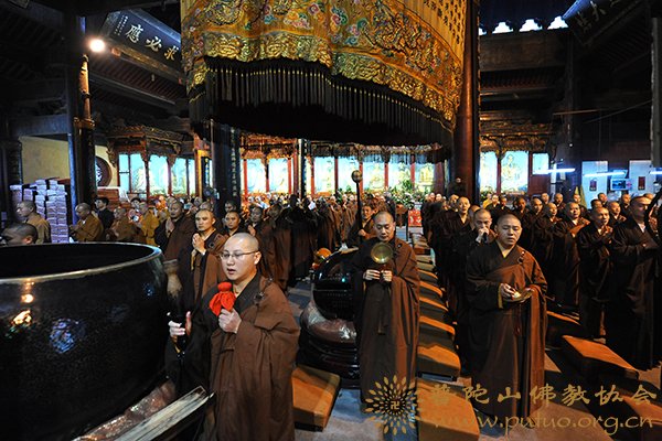 普陀山-普陀山普济禅寺隆重举行慈善公益祈福法会
