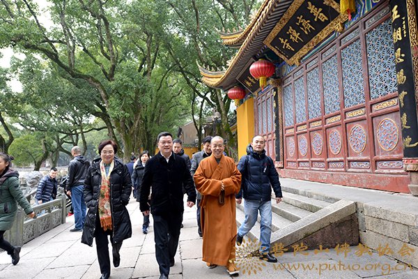 佛教-省民宗委副主任陈振华一行来山慰问