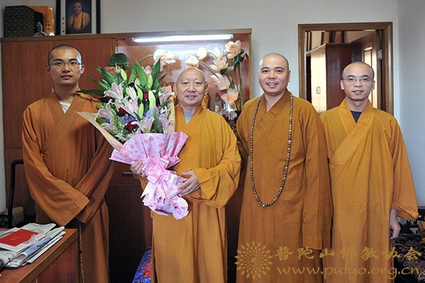 佛教-佛协领导慰问普济禅寺智禅长老七十八岁寿诞