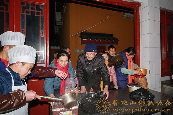 普陀山-丁酉年普陀山普济禅寺纪念佛成道日奉施腊八粥