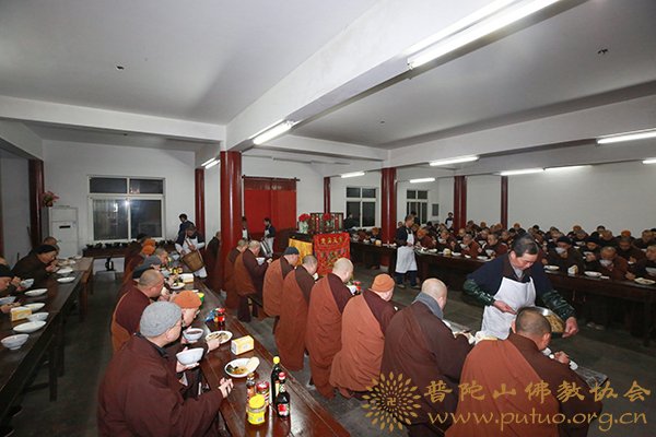 普陀山-丁酉年普陀山普济禅寺纪念佛成道日奉施腊八粥