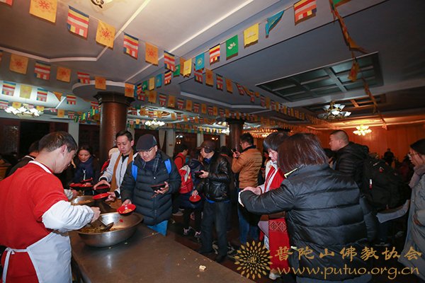普陀山-丁酉年普陀山普济禅寺纪念佛成道日奉施腊八粥