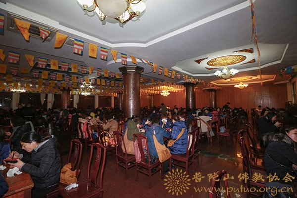 普陀山-丁酉年普陀山普济禅寺纪念佛成道日奉施腊八粥