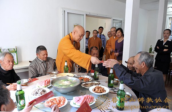 敬老院-重阳节道慈大和尚一行赴敬老院和颐养堂慰问
